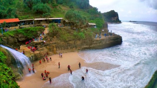 destinasi wisata di kabupaten pacitan